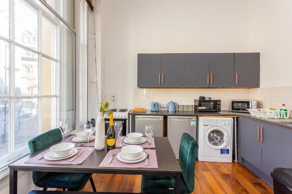 Newcastle'S Most Central Apartment - Sleeps 10 Bagian luar foto